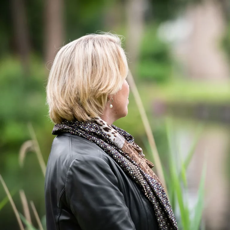 blonde vrouw kijkt naar natuur