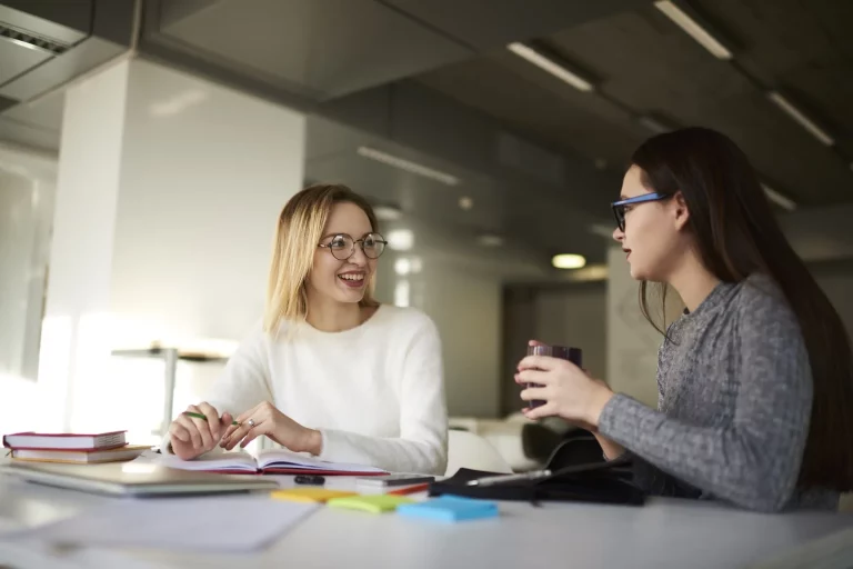 twee vrouwen in overleg