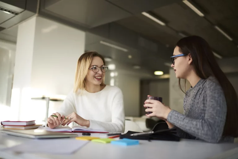 twee vrouwen in gesprek