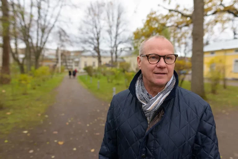 een oude man in het park