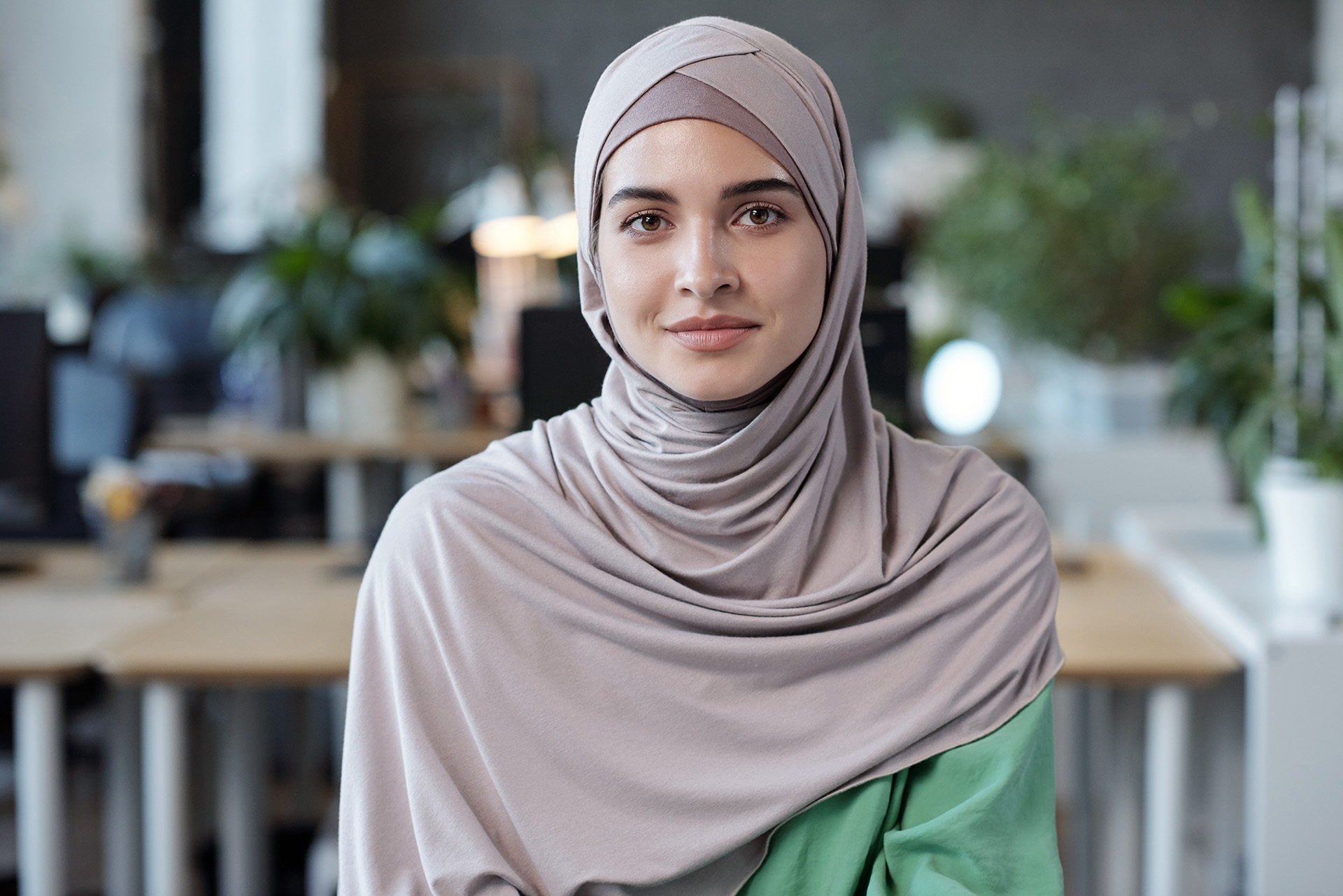 Jonge vrouw met hoofddoek