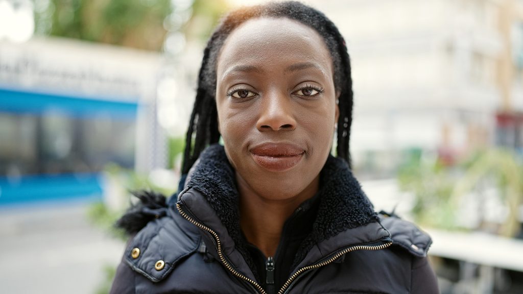 Vrouw met zwarte jas