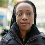 Vrouw met zwarte jas