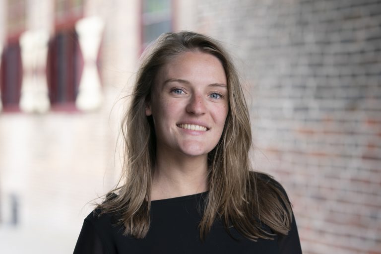 Juridisch behandelaar Isa van bij Schadefonds Geweldsmisdrijven. Geïnterviewd voor het 50 jarig bestaan van het Schadefonds.