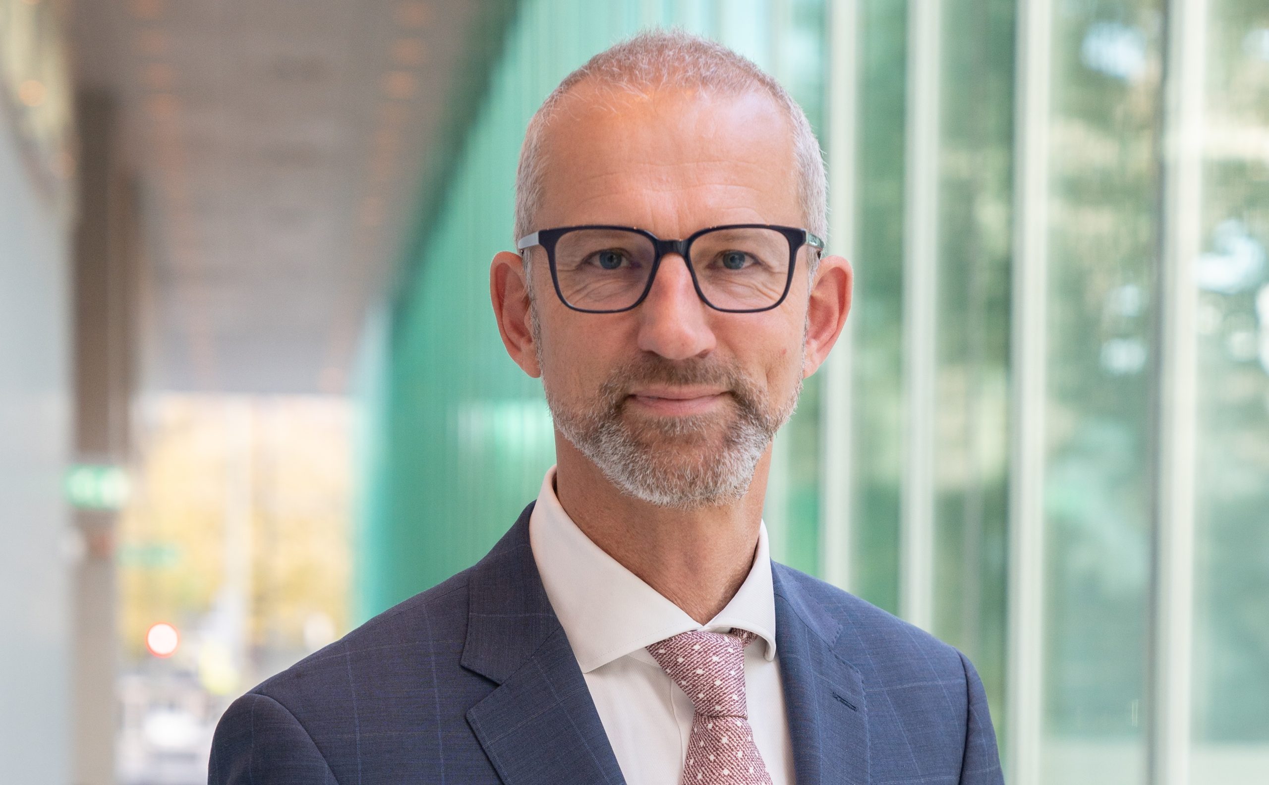 Siewert is hoogleraar Privaatrecht aan de Erasmus Universiteit en advocaat-generaal bij de Hoge Raad. Zes jaar zat hij in de Commissie van het Schadefonds.