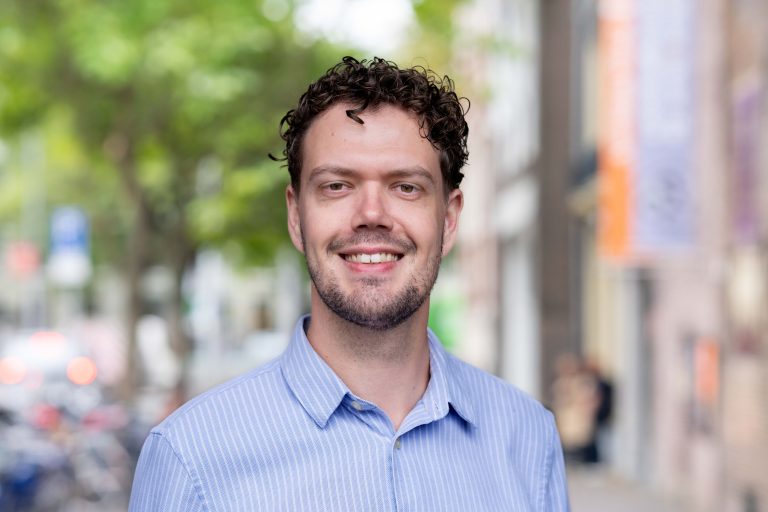 Senior juridisch behandelaar Yorko bij het Schadefonds Geweldsmisdrijven. Geïnterviewd voor het 50 jarig bestaan van het Schadefonds.