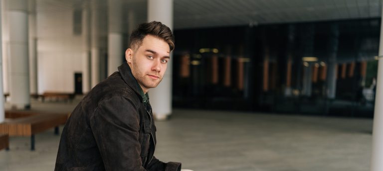 Danny, slachtoffer van een geweldsmisdrijf. geïnterviewd voor het 50-jarig jubileum van het Schadefonds.