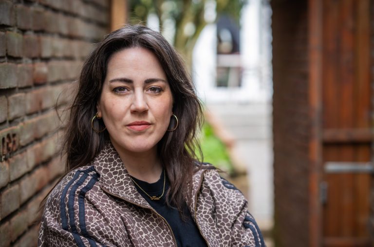 Rowy, slachtoffer van psychisch geweld en seksuele misdrijven. Geïnterviewd voor het 50-jarig jubileum van het Schadefonds Geweldsmisdrijven.