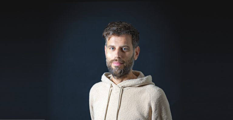 Joost van Ballegooijen van Defence for Children. Geïnterviewd voor het 50-jarig bestaan van het Schadefonds.